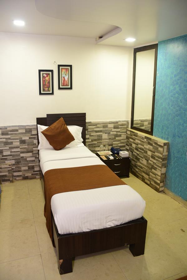 Hotel K.C Residency Мумбай Екстериор снимка